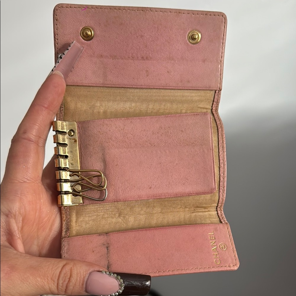 Chanel Pink Leather key ring holder with Embossed CC Logo - Picture 2 of 4